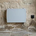 Appareil de traitement anti-humidité fixé sur mur en pierre avec remontées capillaires