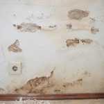 L’humidité revient après des travaux sur un mur à l’enduit dégradé
