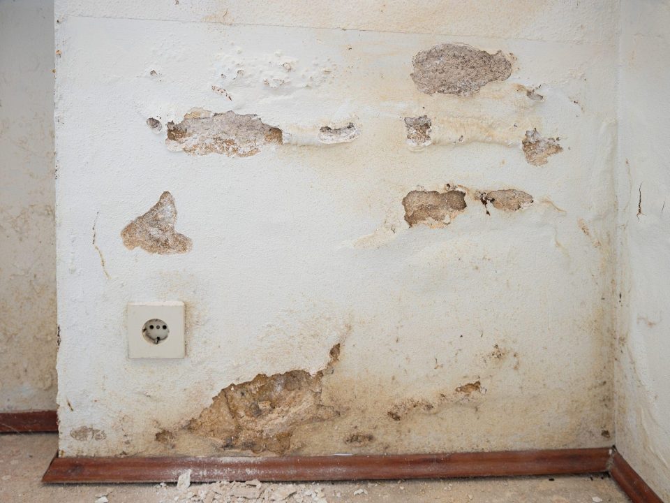 L’humidité revient après des travaux sur un mur à l’enduit dégradé
